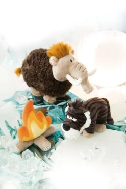 Nici 45312 MagNICI Säbelzahntiger Rodriguez Ca 10cm Stone Age Plüsch -Stoffspielzeug Laden 45324 45309 45314 10 Milieu 1365x2048 1